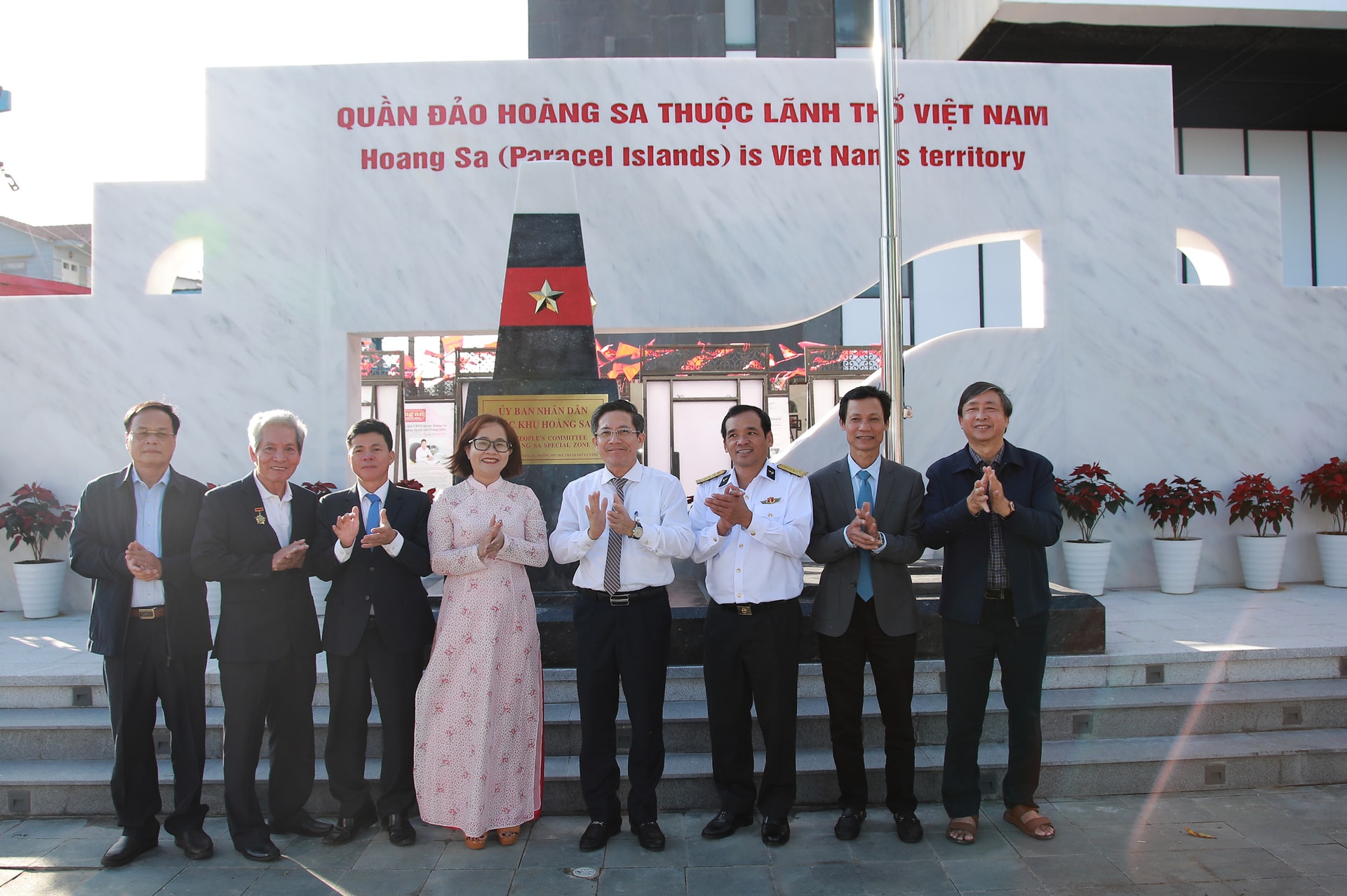 Các đại biểu tham dự lễ khánh thành công trinBiển tên UBND Đặc khu Hoàng Sa. Ảnh: ĐẮC MẠNH