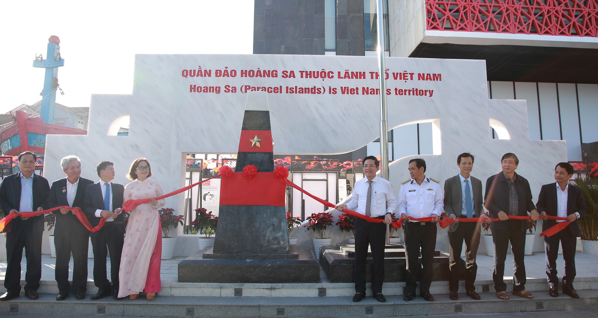 Các đại biểu tham gia nghi thức khánh thành công trình Biển tên UBND Đặc k. Ảnh: ĐẮC MẠNH