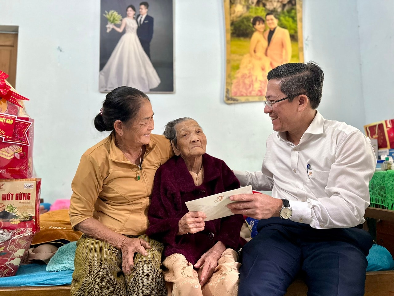 Phó Chủ tịch UBND thành phố Trần Nam Hưng thăm, tặng quà Tết Mẹ Việt Nam anh hùng Nguyễn Thị Minh. ẢNH XUÂN HIẾU
