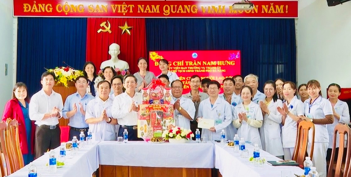 Phó Chủ tịch UBND thành phố Trần Nam Hưng (thứ 5 bên trái sang) tặng quà Tết tại Bệnh viện Tâm thần Quảng Nam. ẢNH XUÂN HIẾU