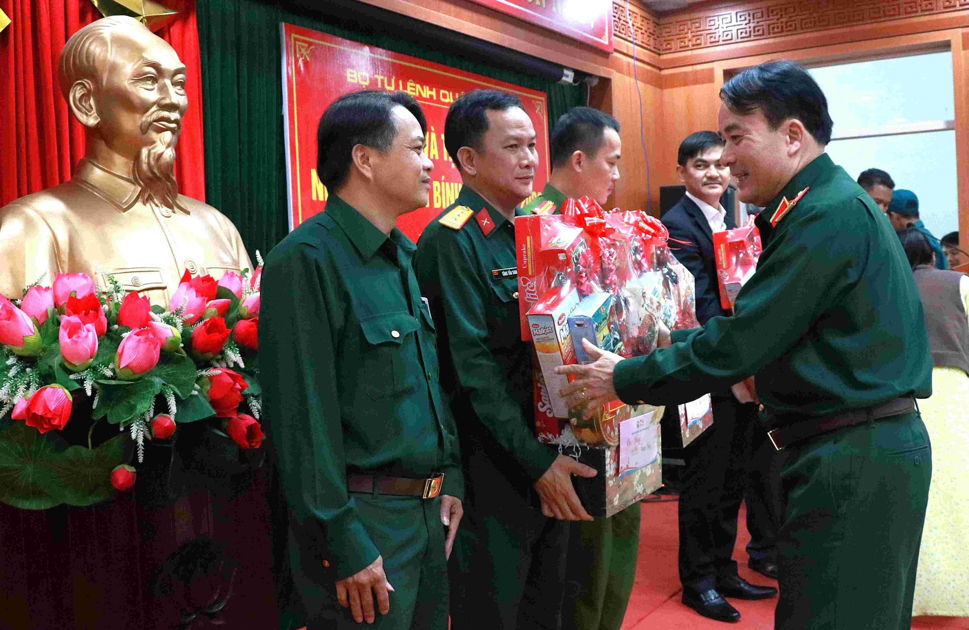 Thiếu tướng Trần Minh Trọng tặng quà chính quyền và LLVT địa phương