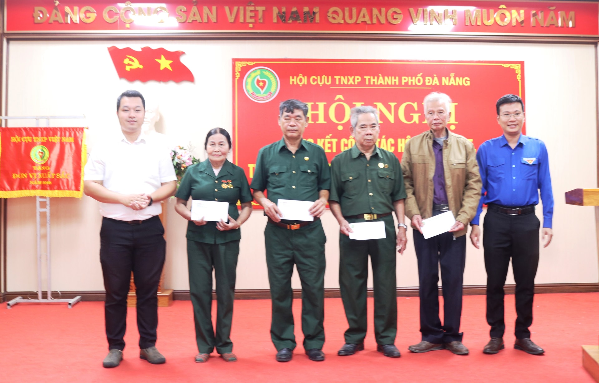 Thành đoàn Đà Nẵng và Đoàn Thanh niên Tổng Công ty Điện Lực Miền Trung trao tặng quà cho cán bô hội viên TNXP. Ảnh: HOÀNG LIÊN