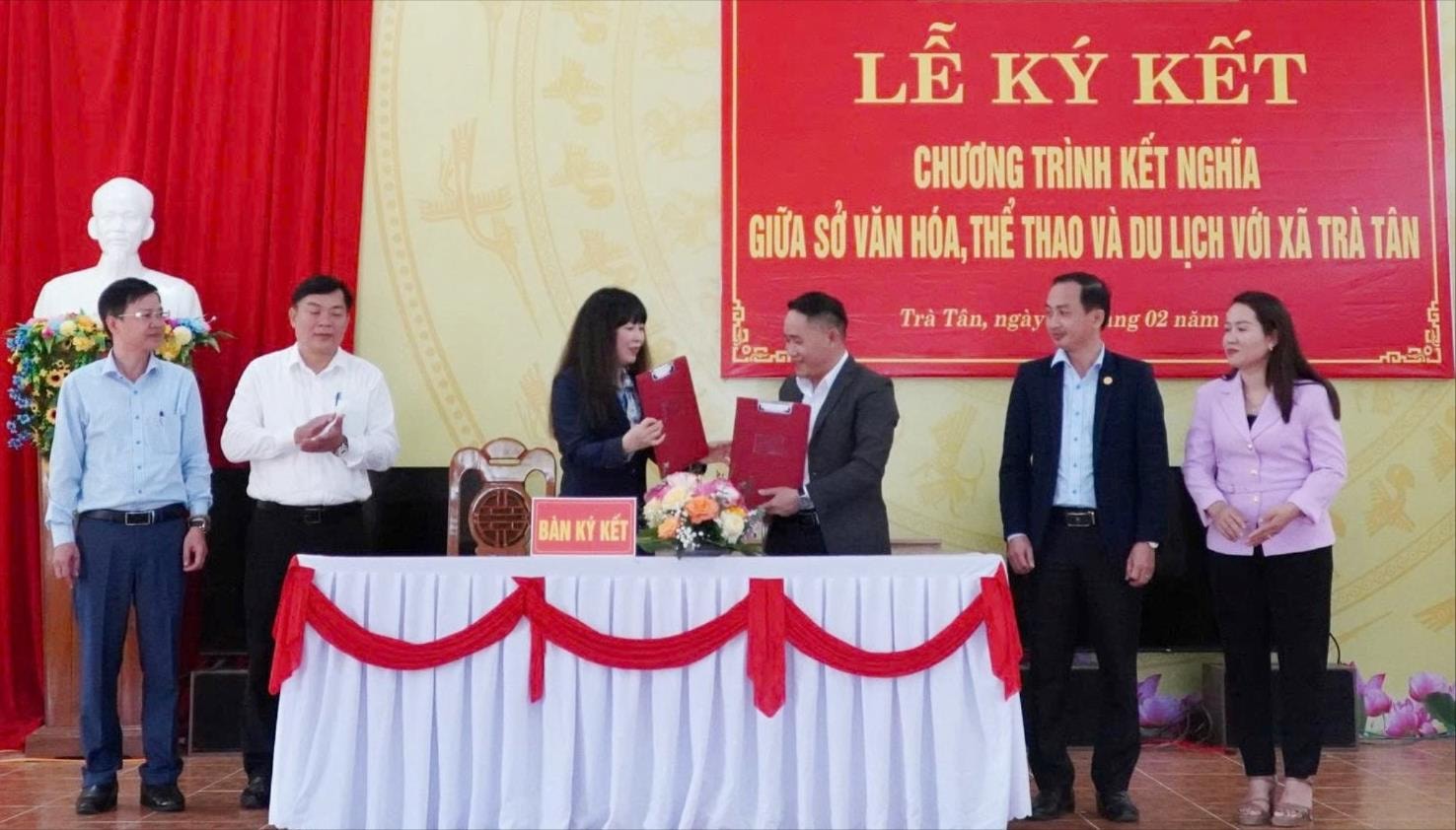 Lãnh đạo Sở Văn hóa, Thể thao và Du lịch và xã Trà Tân trao biên bản ký kết chương trình kết nghĩa. Ảnh: D.LỆ