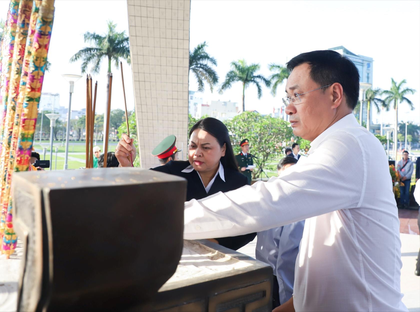 Bí thư Thành ủy Lê Ngọc Quang dâng hương các anh hùng liệt sĩ. Ảnh: NGỌC PHÚ