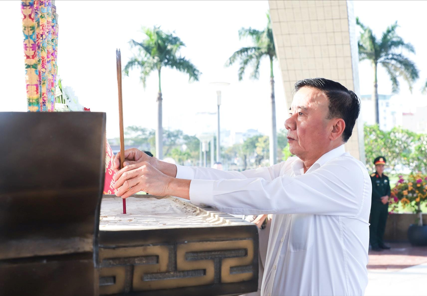 Thường trực Ban Bí thư Trần Cẩm Tú dâng hương các anh hùng liệt sĩ. Ảnh: NGỌC PHÚ