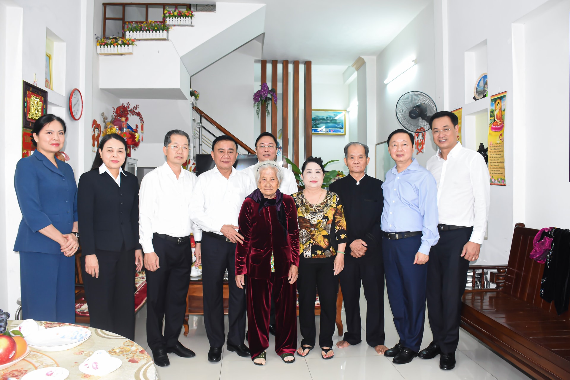 Đc Trần Cẩm Tú là đoàn công tác chụp ảnh lưu niệm với gia đình Mẹ VNAH Nguyễn Thị Sự