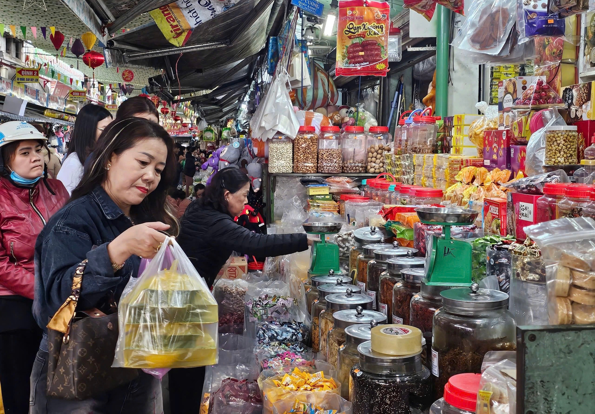 Handels- en winkelactiviteiten op de Con-markt.