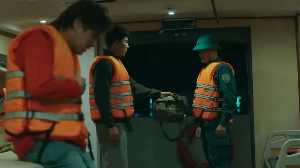 Kiên chủ động đưa túi phòng độc cho Lợi. Ảnh CMH