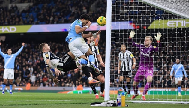 Omar Marmoush gây áp lực lên hàng thủ Newcastle United trong vòng cấm.
