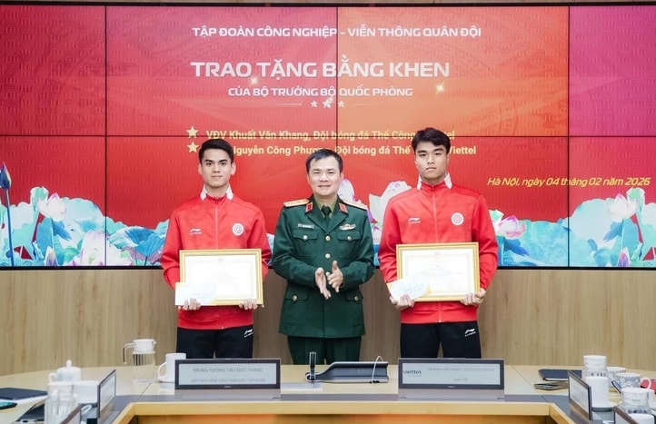 Khuất Văn Khang và Nguyễn Công Phương nhận bằng khen vinh danh từ Bộ Quốc phòng.