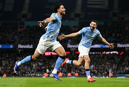 Các cầu thủ Manchester City ăn mừng bàn thắng vào lưới Newcastle để giành vé vào chung kết.