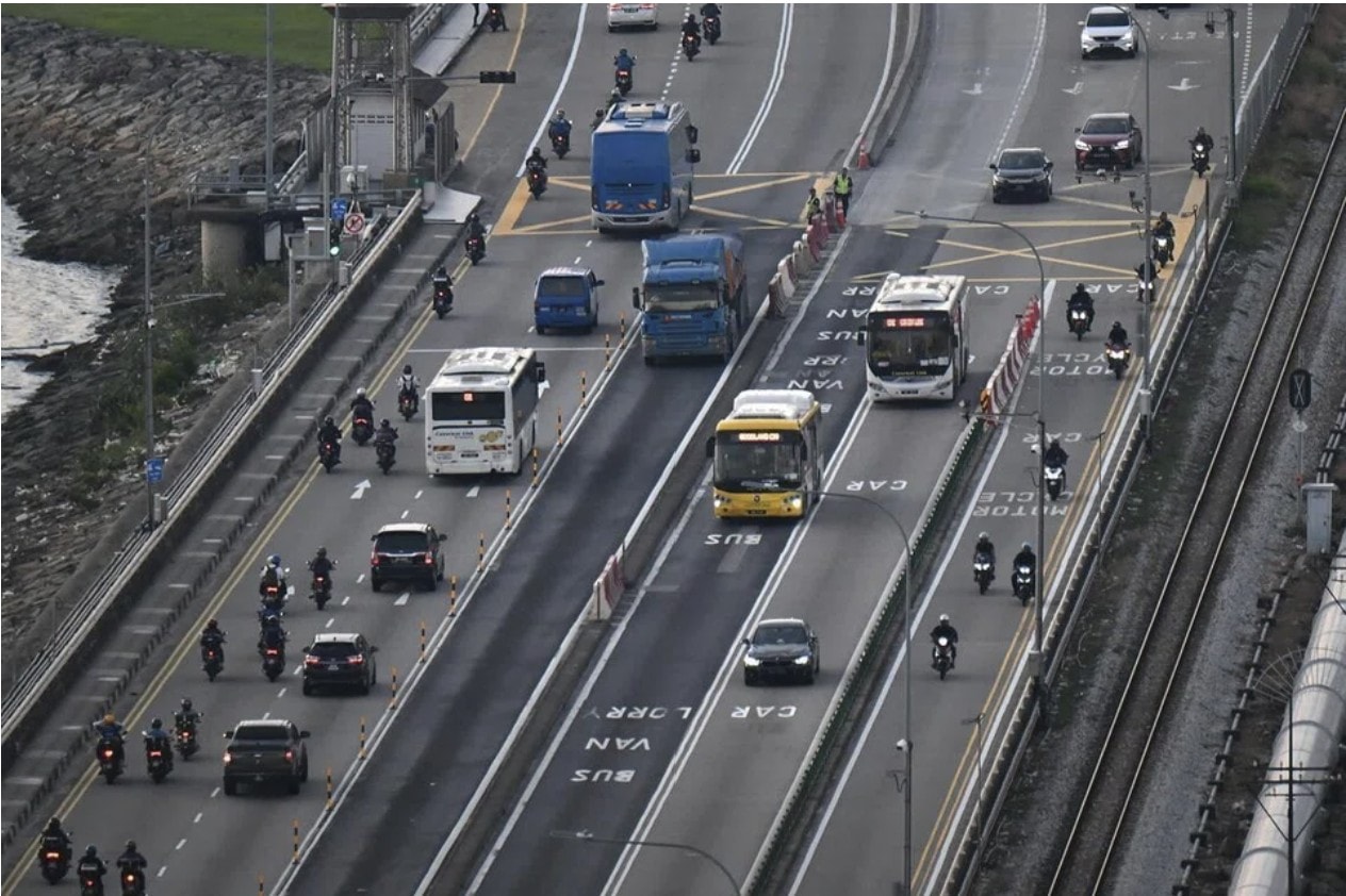 Người lao động Malaysia làm việc tại Singapore hoan nghênh chương trình bảo hiểm sắp tới bảo vệ những người qua biên giới. Ảnh: ST/Kua Chee Siong