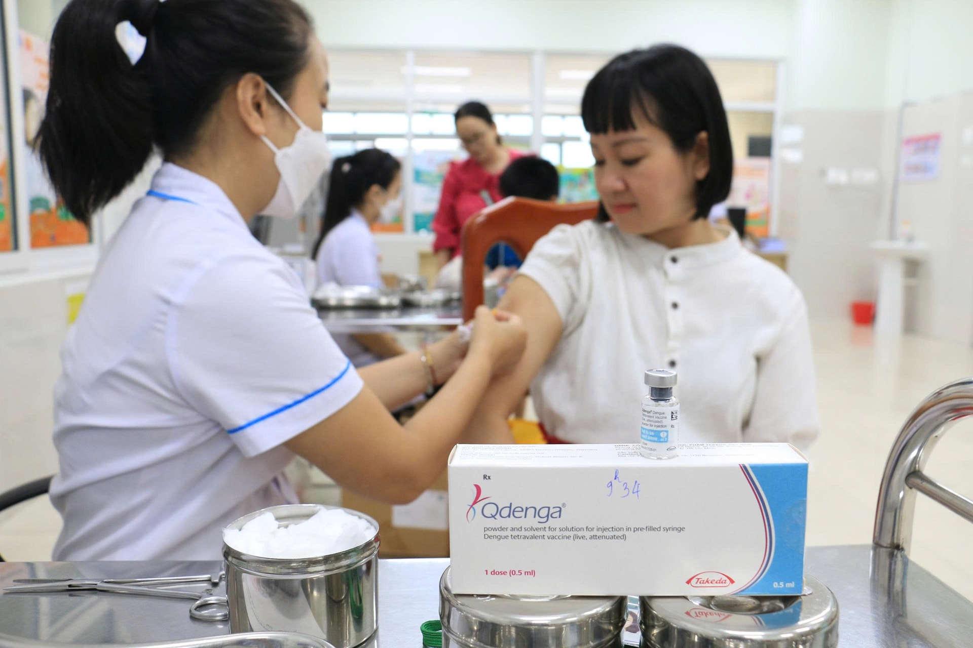 Người dân tiêm vắc xin phòng sốt xuất huyết tại CDC Đà Nẵng