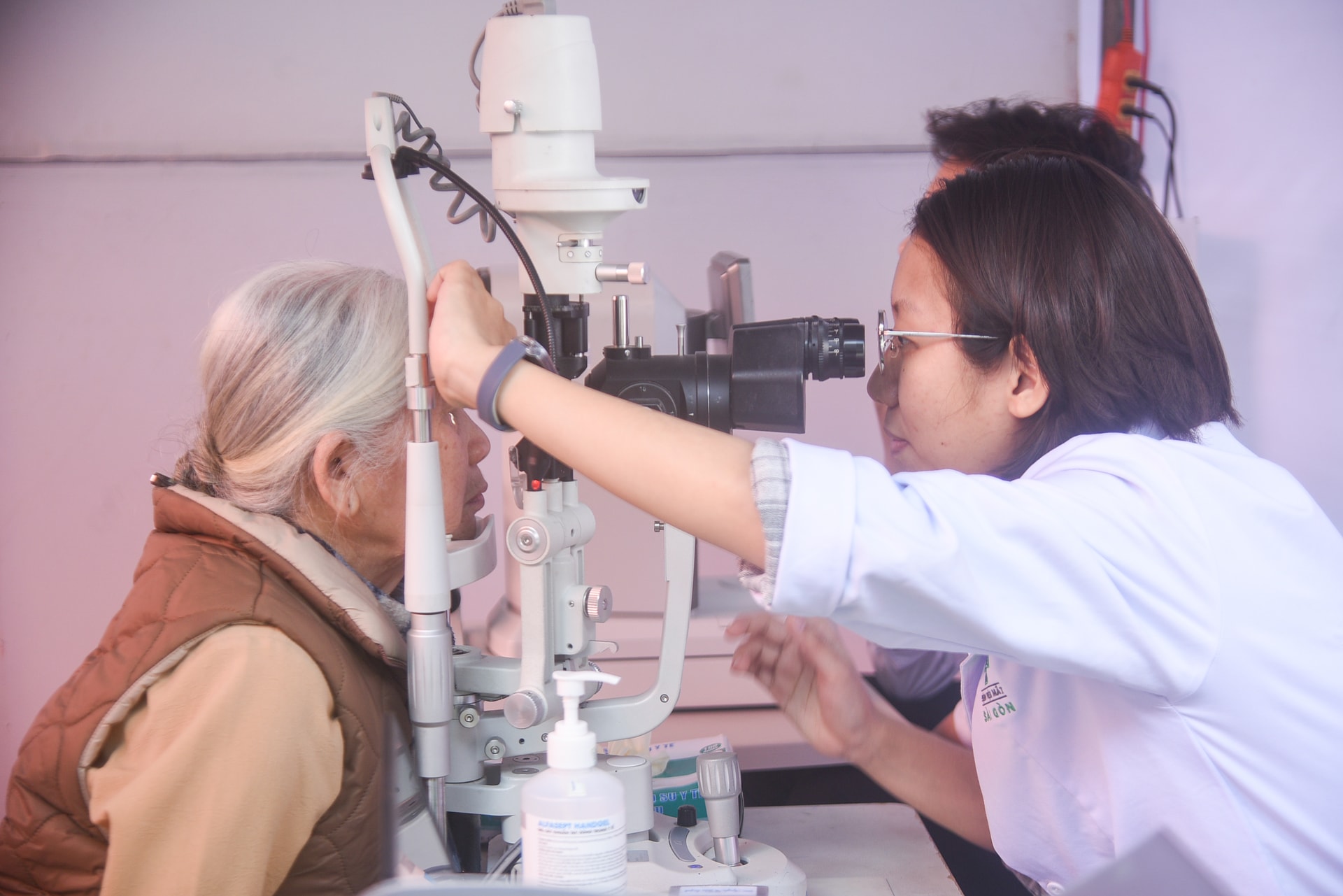 Las personas recibieron exámenes de la vista gratuitos. Foto: LAM VIEN