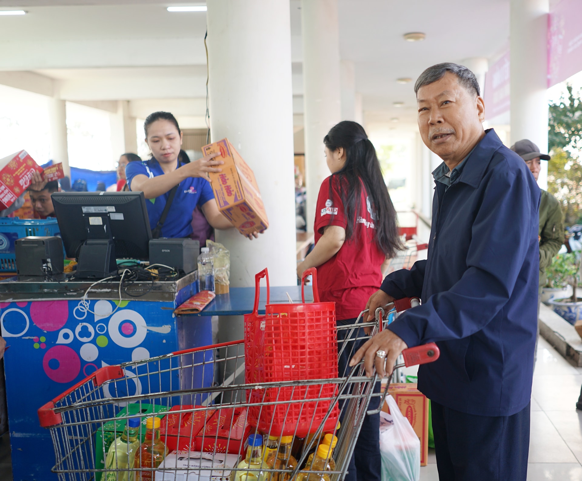Personas comprando en el programa 