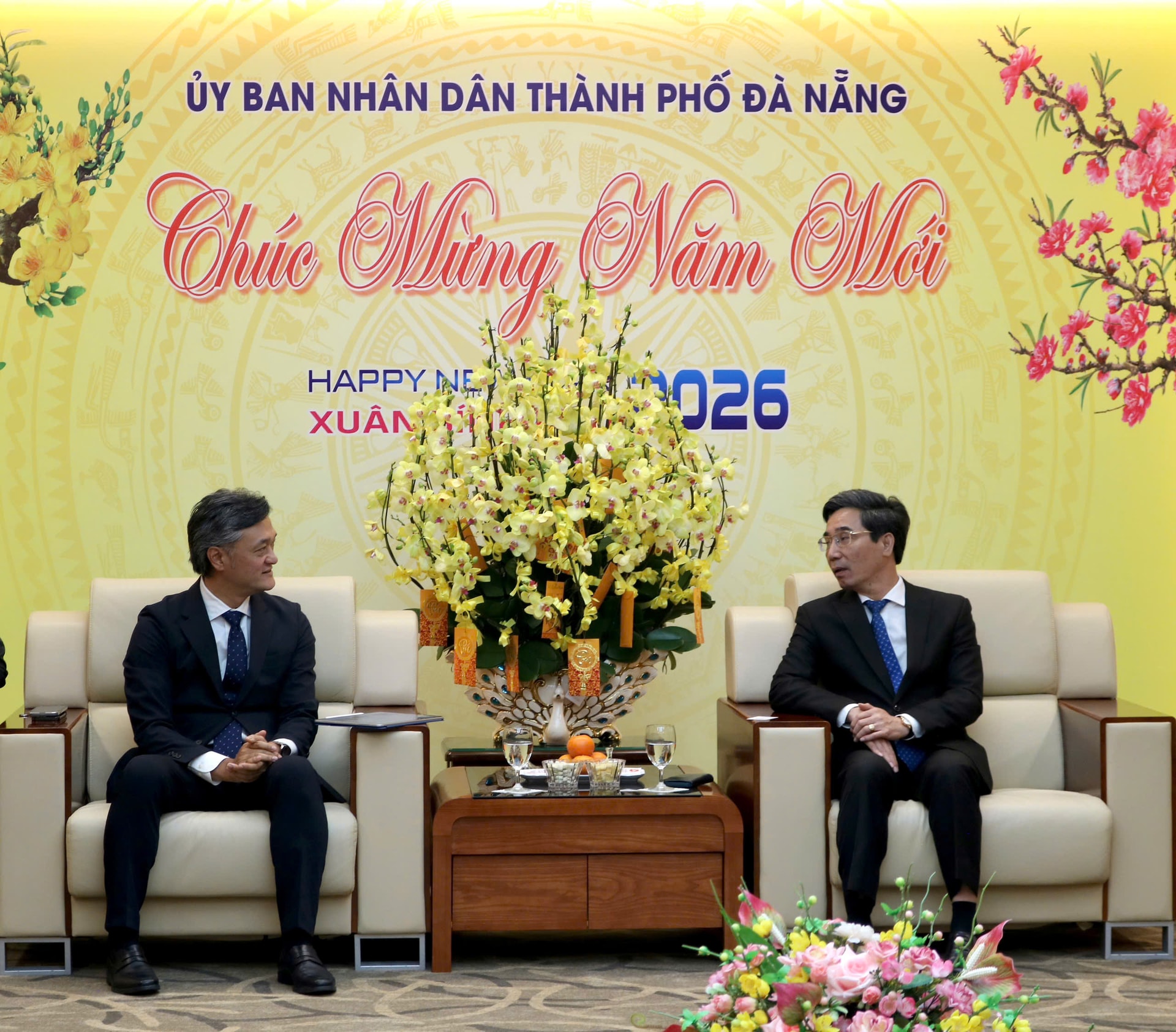 Phó Chủ tịch UBND thành phố Trần Chí Cường (bên phải) chủ trì buổi tiếp.