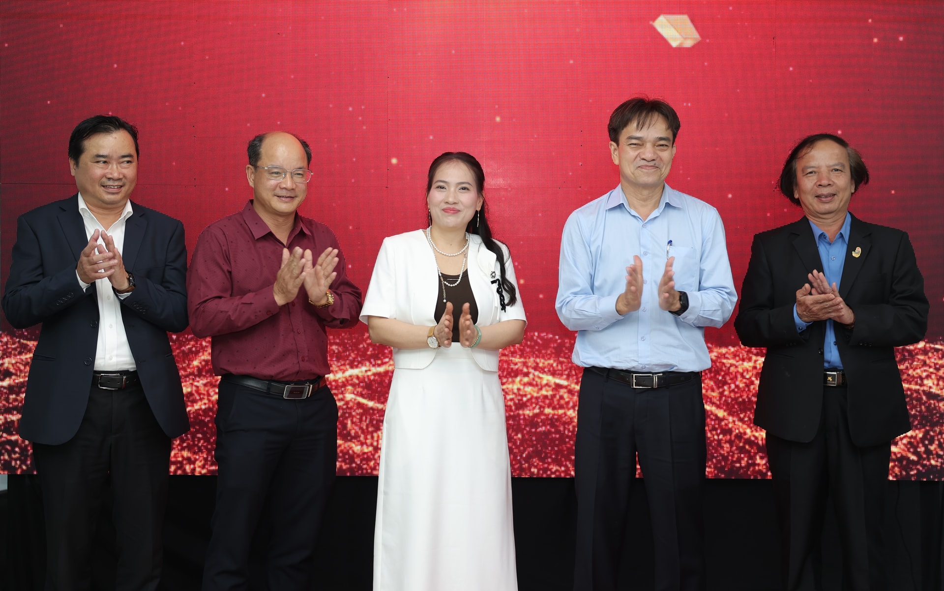 Đại diện lãnh đạo phường Bàn Thạch và đại biểu chúc mừng lễ ra mắt văn phòng Hội Doanh nghiệp - khởi nghiệp sáng tạo phường