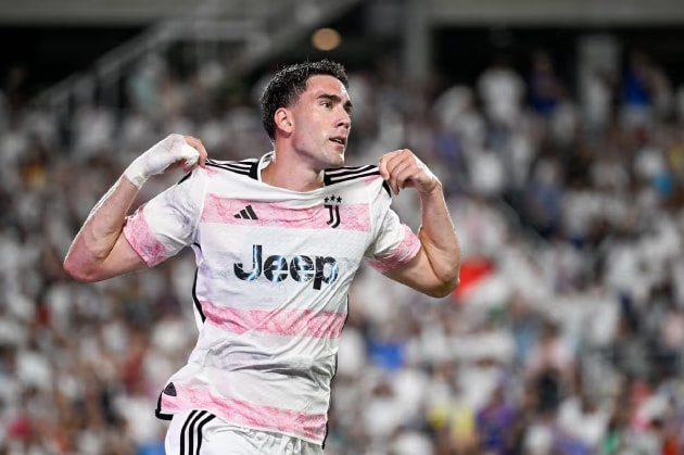 Tiền đạo Dusan Vlahovic ăn mừng bàn thắng