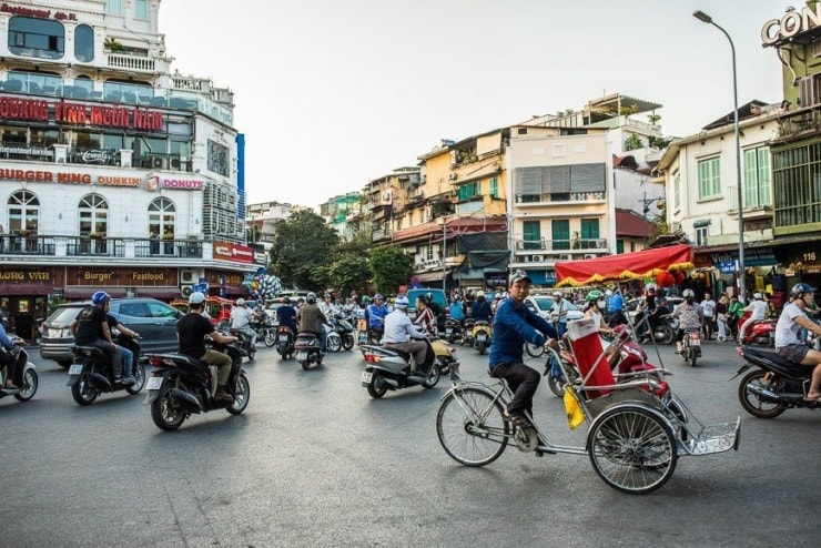 Phố phường Hà Nội nhộn nhịp với các hoạt động kinh doanh và du lịch vỉa hè.