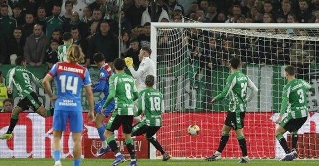 David Hancko đánh đầu ghi bàn mở tỷ số cho Atletico Madrid.