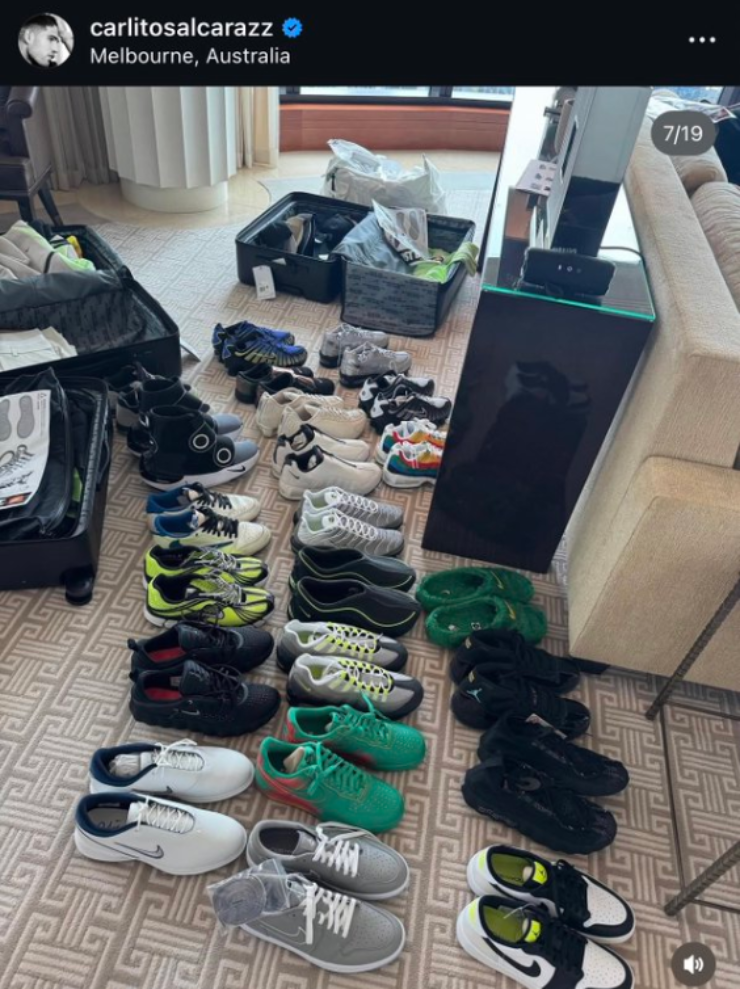 Carlos Alcaraz khoe bộ sưu tập 22 đôi giày sneaker tại khách sạn ở Melbourne