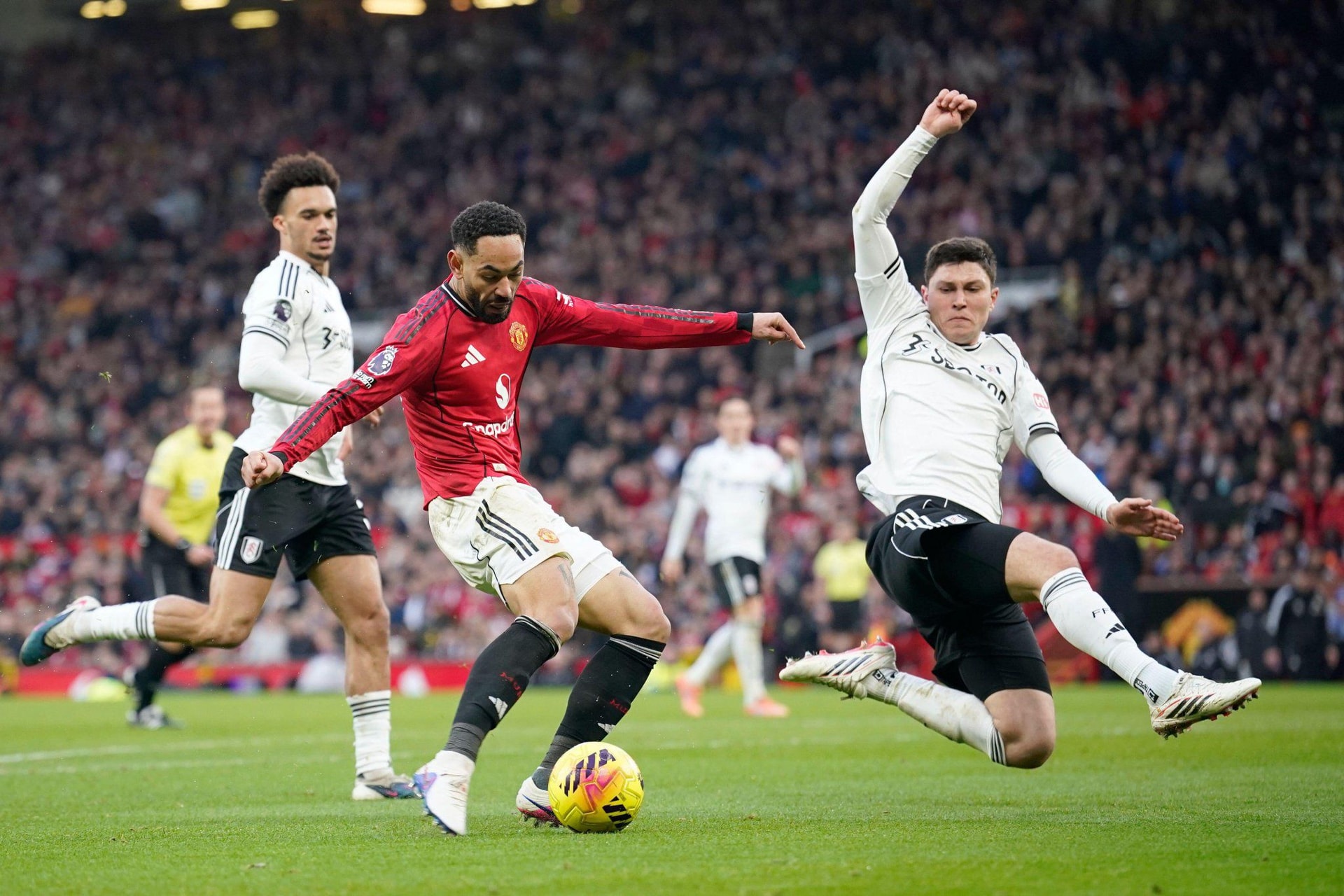 Cunha ăn mừng bàn thắng tại Old Trafford