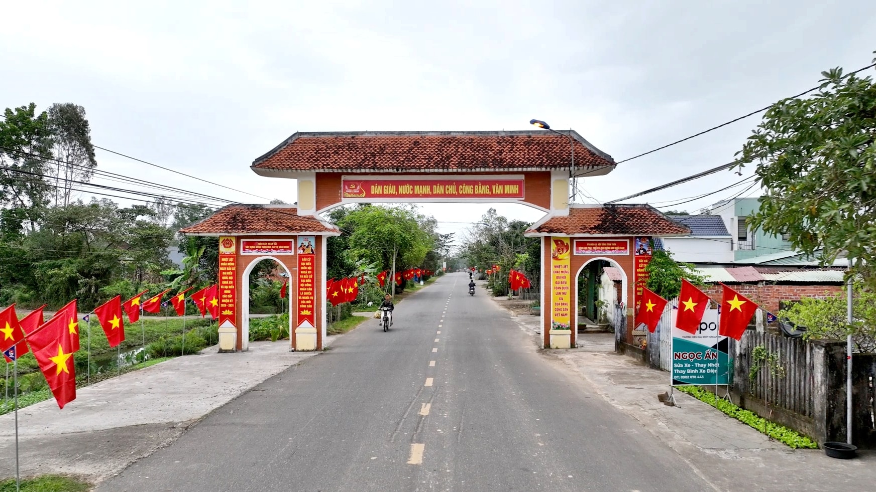 Tại xã Tây Hồ, các tuyến đường cờ đỏ thắm được tạo nên ở 19 thôn để cùng đón xuân. Ảnh: HOÀNG ĐẠO