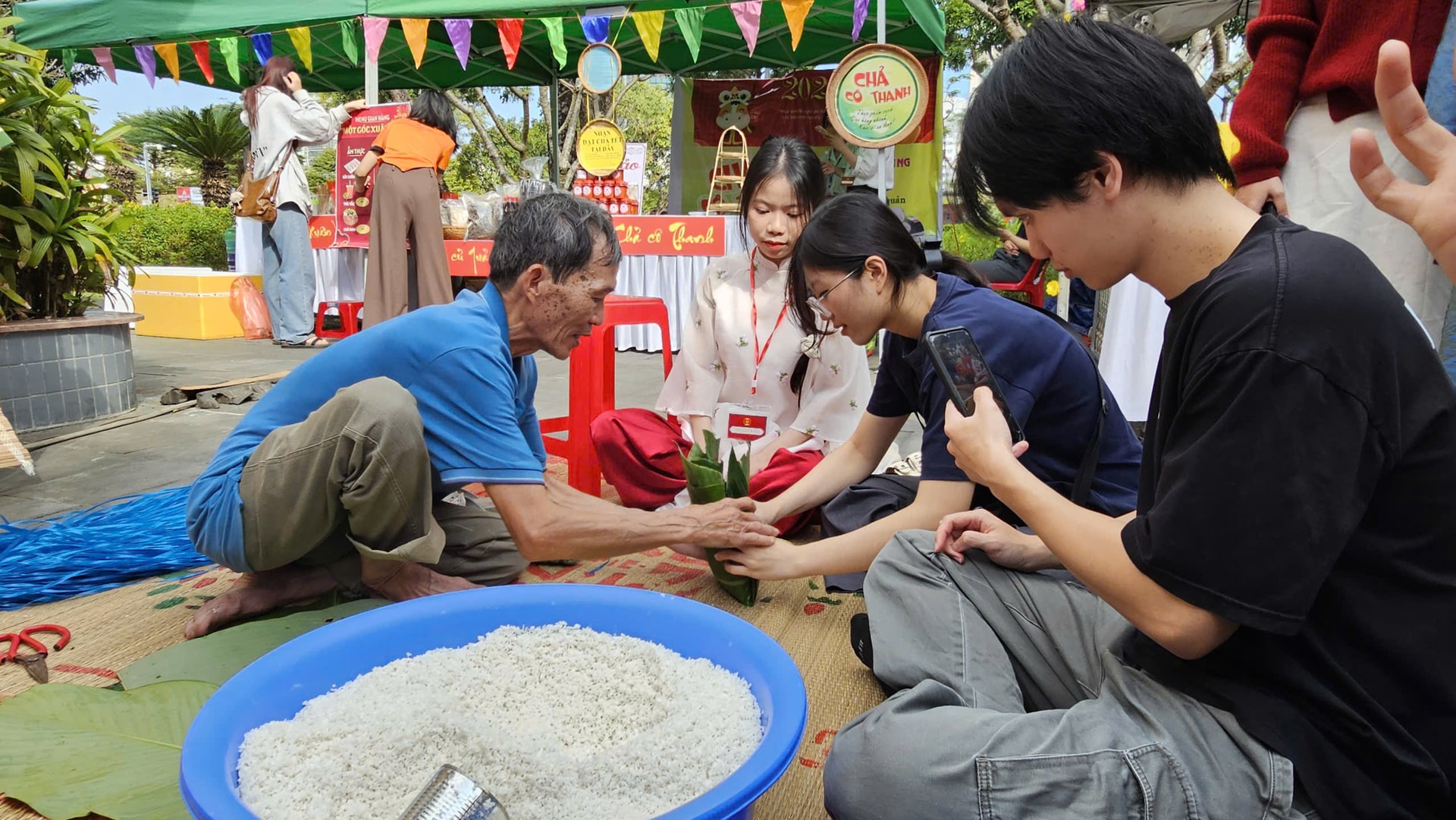 Giovani che si cimentano nella preparazione di banh chung e banh tet (dolcetti di riso tradizionali vietnamiti). Foto: NGOC HA