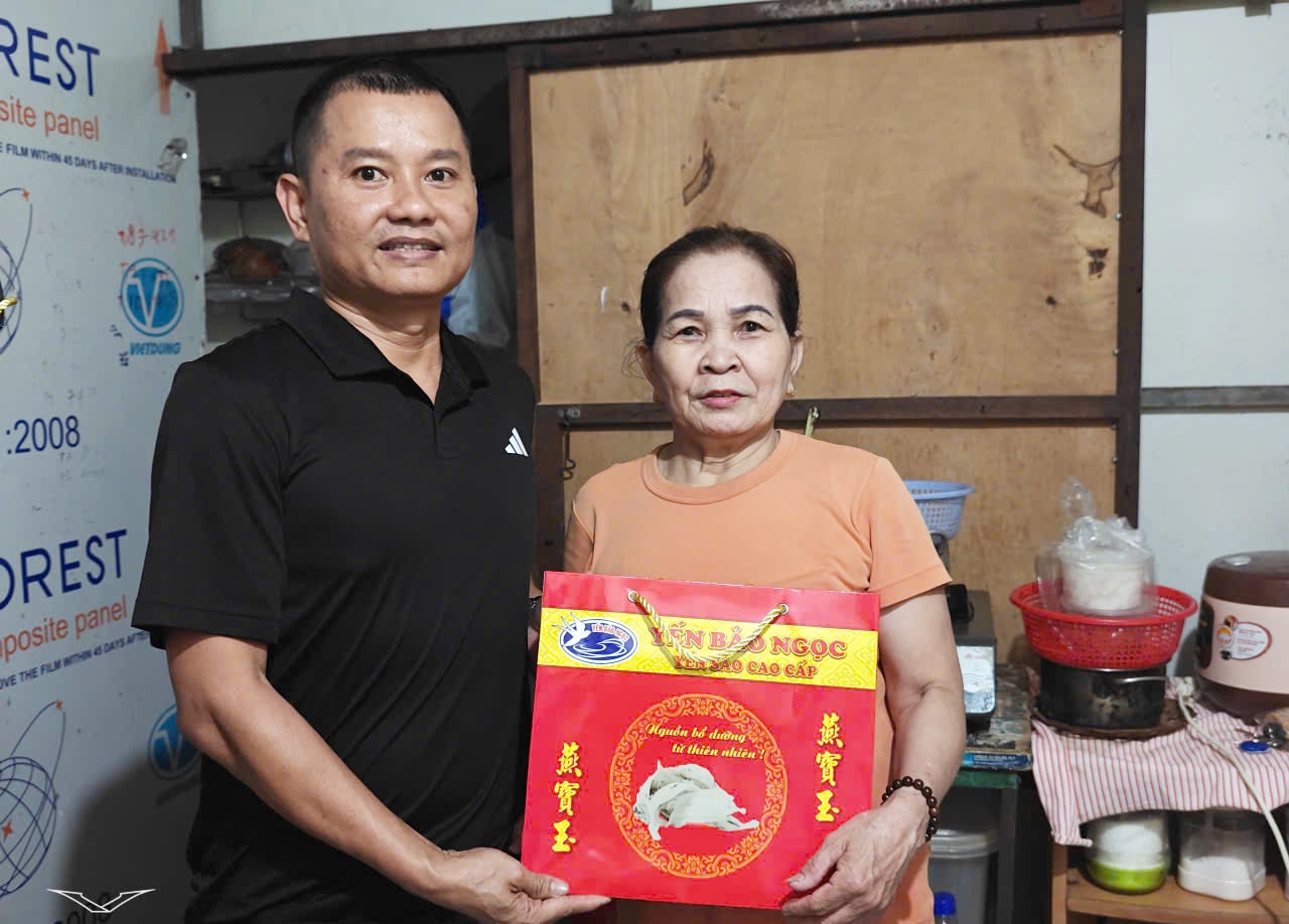 Anh Nguyễn Thế Đỉnh trao quà cho bà Hồ Thị Nga đang sống tại phường Bảy Hiền, Thành phố Hồ Chí Minh