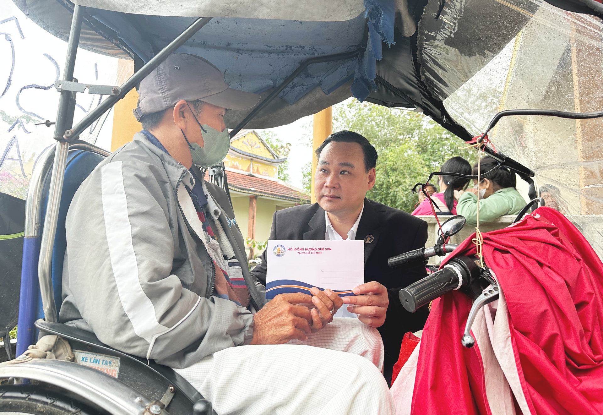 Dịp cuối năm, nhiều hội đồng hương cấp xã phường đã có những chuyển về quê trao quà giúp đỡ những hoàn cảnh khó khăn