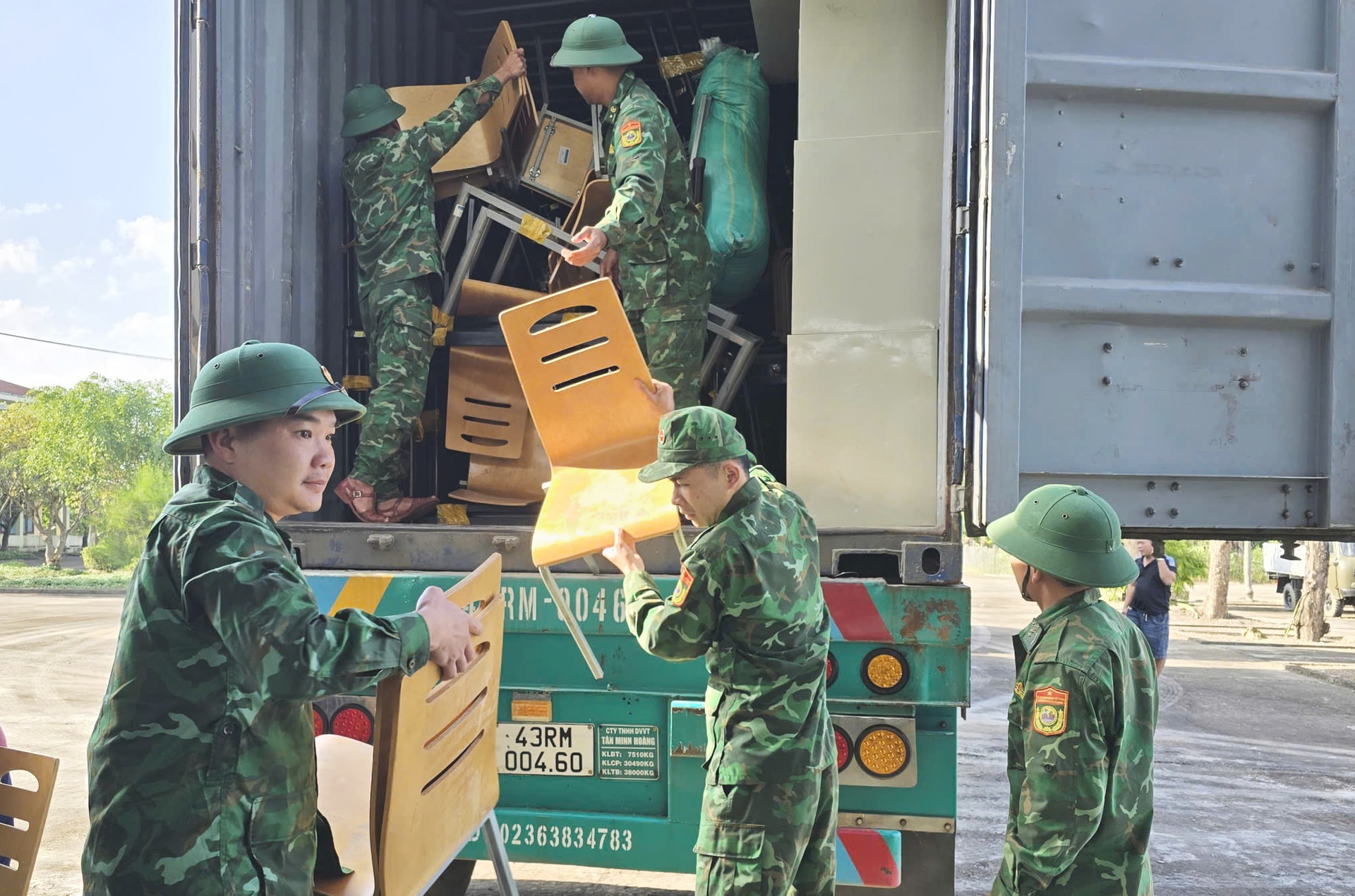 Hội đồng hương Thành phố Đà Nẵng phối hợp với Bộ đội Biên phòng Thành phố hỗ trợ bàn ghế và trang thiết bị học tập cho các trường ở xã vùng cao