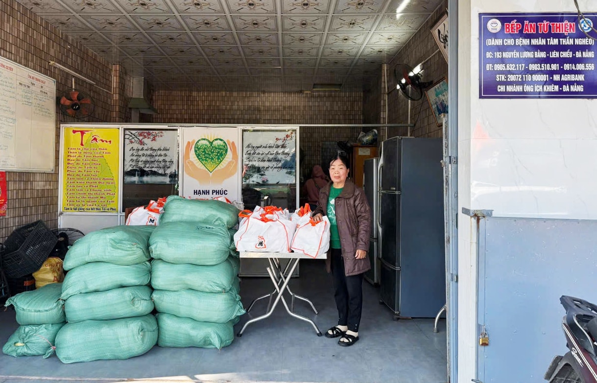 Hội đồng hương Thành phố Đà Nẵng tại Thành phố Hồ Chí Minh hỗ trợ 1 tấn gạo kèm tiền mặt cho Bệnh viện Ung bướu Đà Nẵng