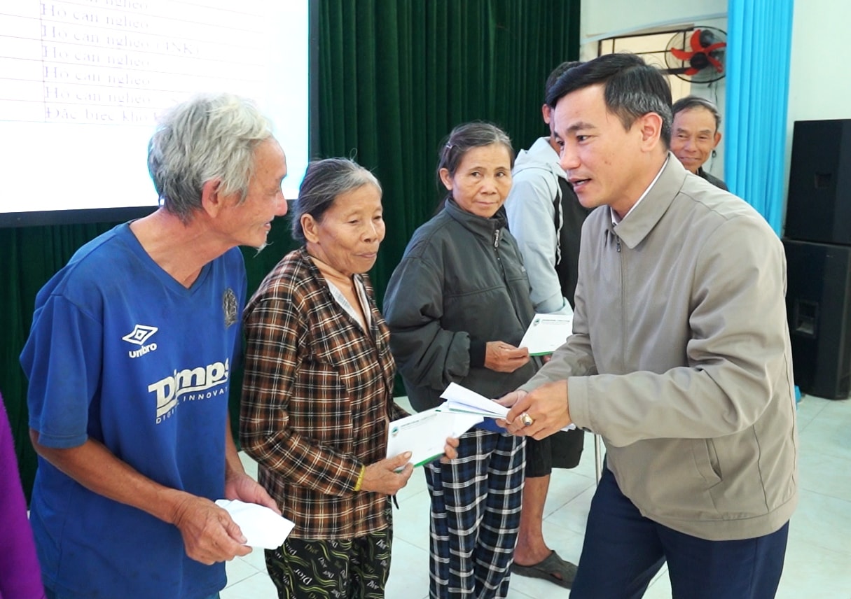 Hội đồng hương xã Đồng Dương trao quà cho bà con có hoàn cảnh khó khăn ở quê nhà