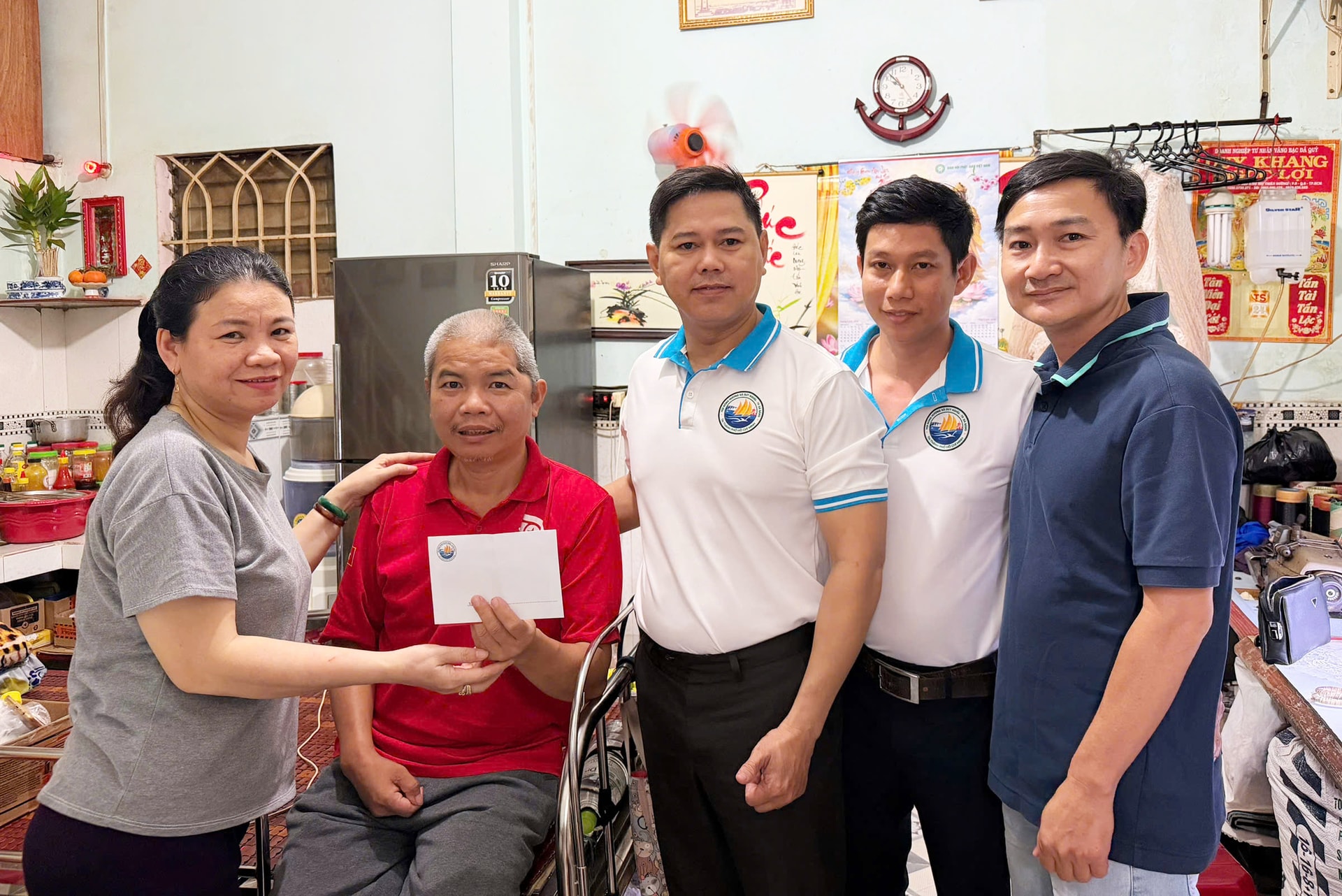 Hội đồng hương xã Duy Nghĩa thăm và tặng quà cho anh Lê Thành Đối ở Thành phố Hồ Chí Minh