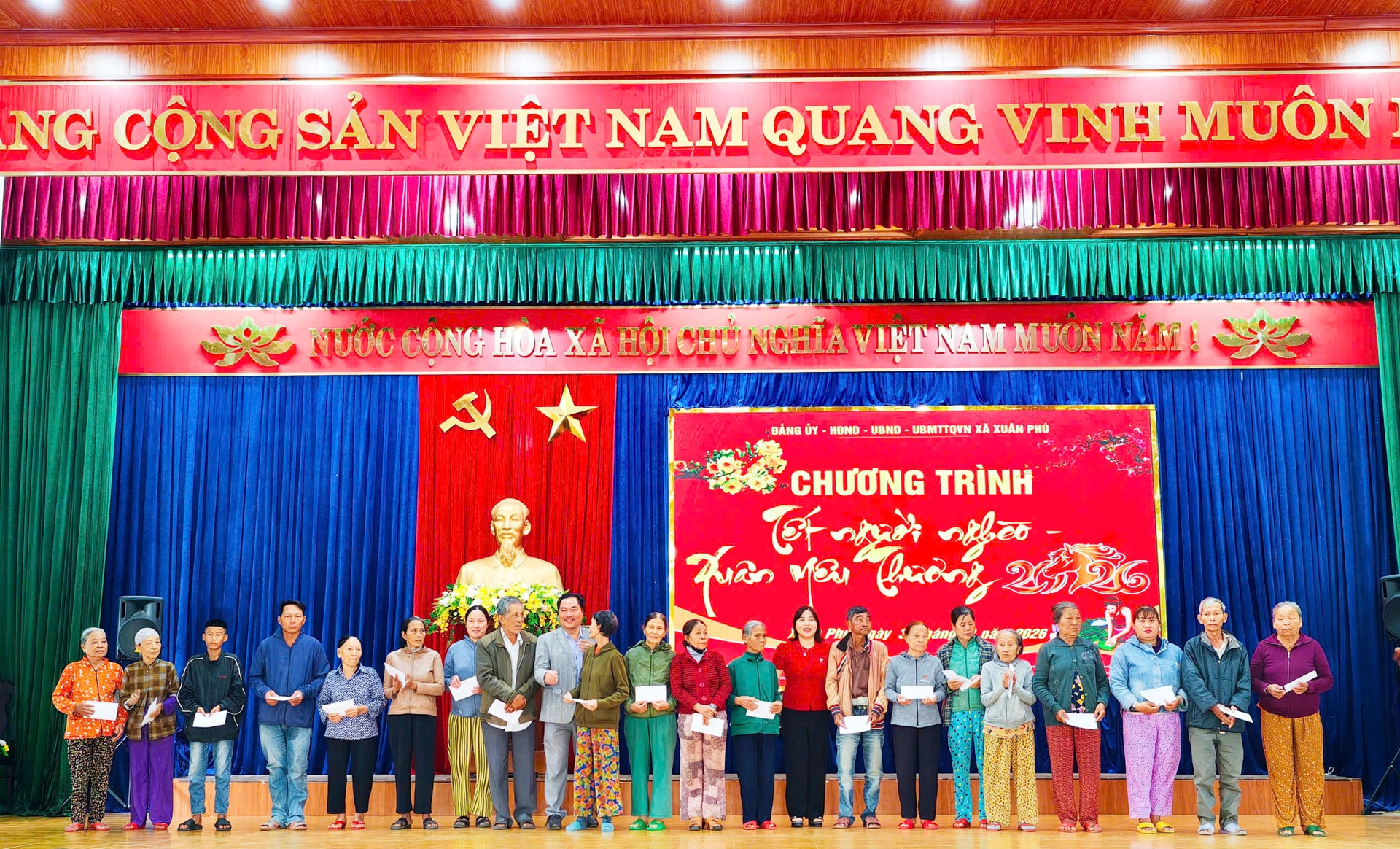 Hội đồng hương xã Xuân Phú trao quà cho bà con có hoàn cảnh khó khăn quê nhà