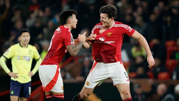 Lisandro Martinez và Harry Maguire khởi động cùng nhau trên sân tập Man United.