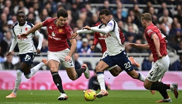 Harry Maguire đeo băng đội trưởng chỉ đạo các đồng đội trên sân.