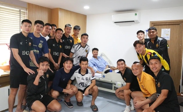 Tập thể CLB Thanh Hóa đến thăm hỏi tiền vệ Nguyễn Thái Sơn tại bệnh viện ở TP.HCM.