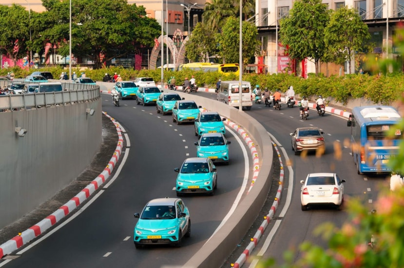 Biểu đồ doanh thu xe điện vượt xe xăng tại thị trường taxi Việt Nam quý 4/2025