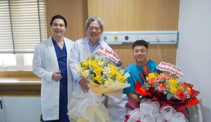 Nguyễn Thái Sơn trên giường bệnh sau ca phẫu thuật dây chằng gối phải thành công