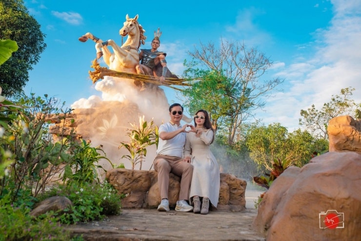 Tượng Thánh Gióng cưỡi ngựa sắt nặng 10 tấn tại Quảng Trị