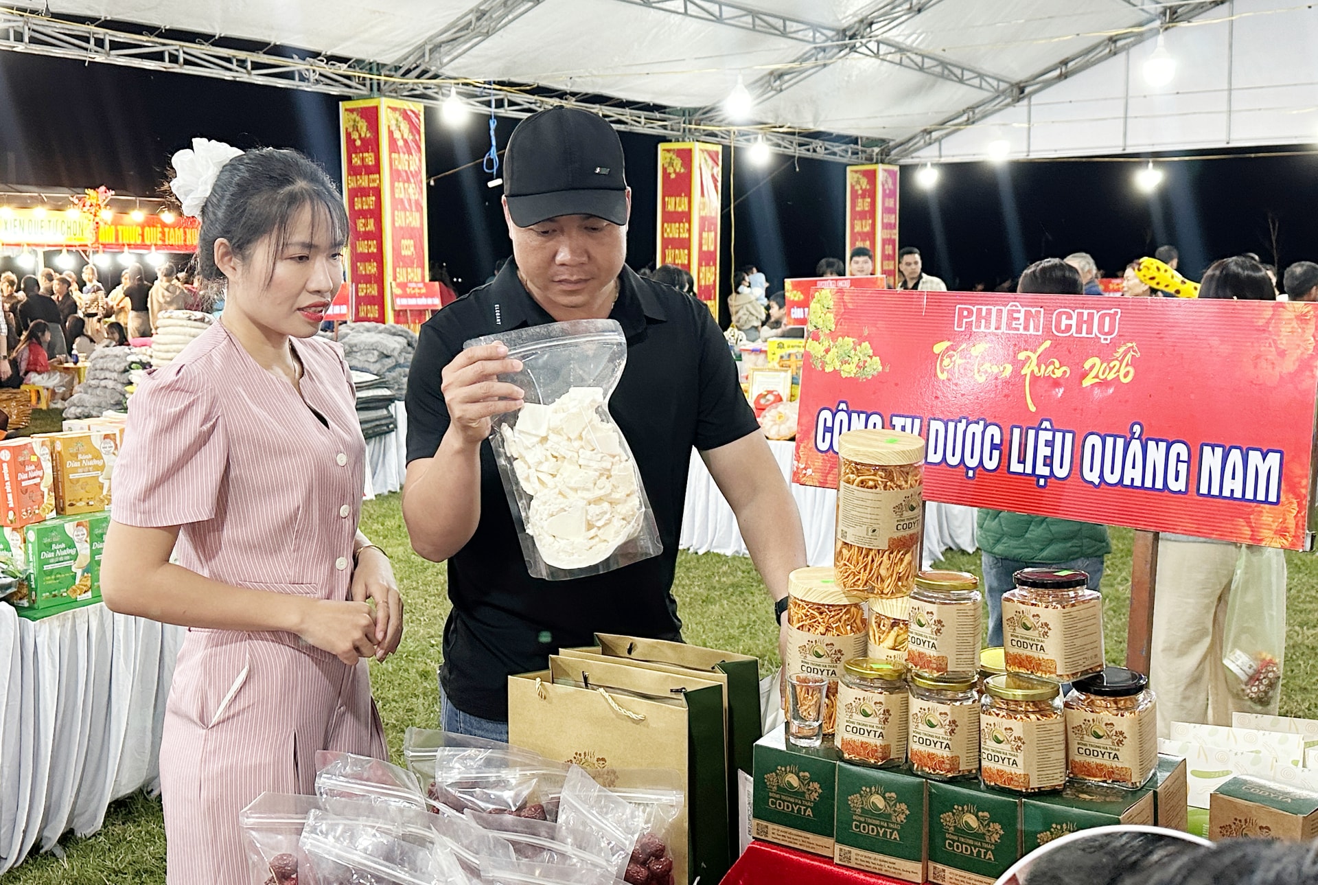 Il prodotto a base di yogurt liofilizzato della signora Trinh Thi Minh Thuy è in mostra al mercato di Tam Xuan Tet 2026.