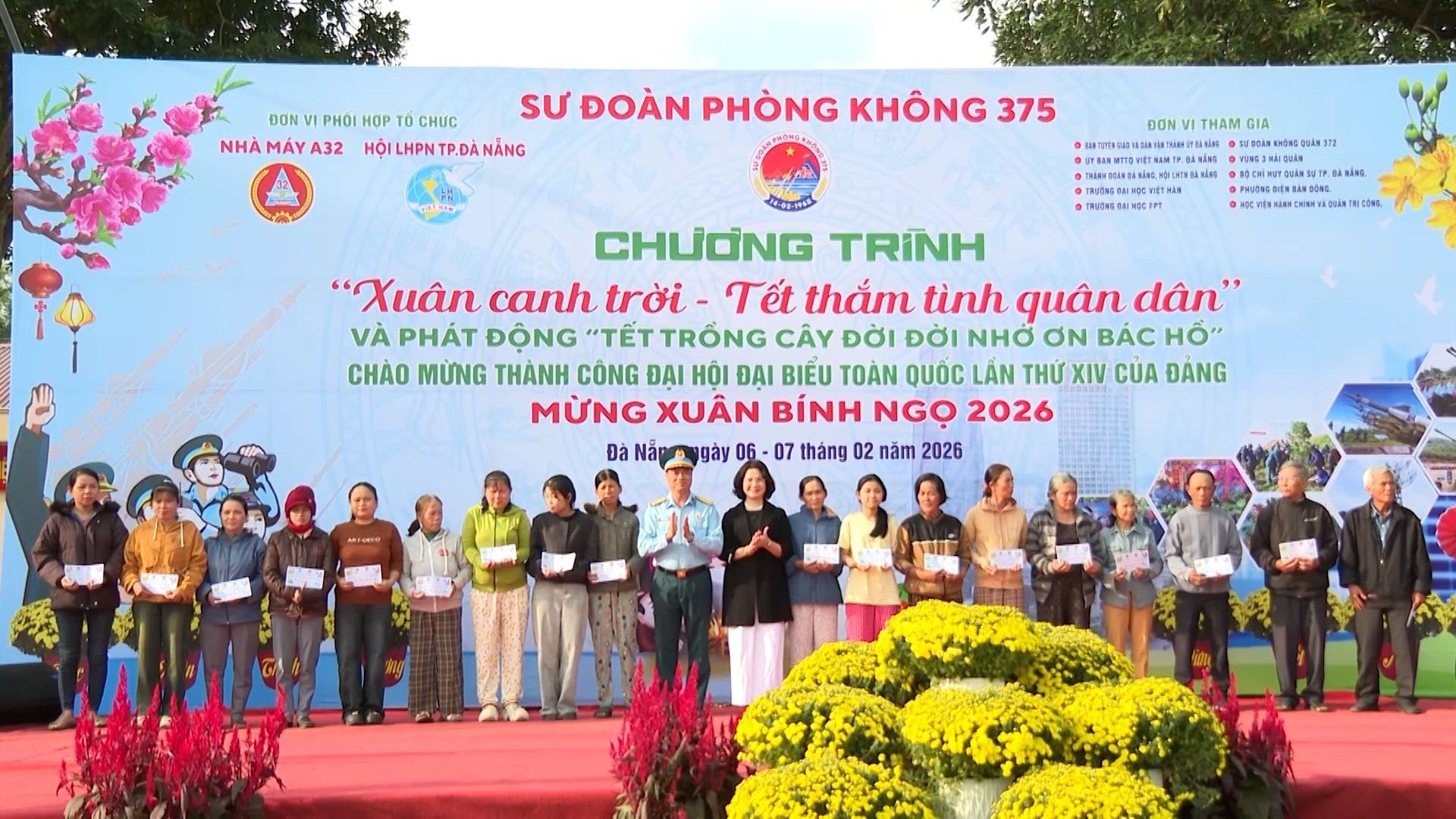 T02-07 TIN RỘN RÀNG CHƯƠNG TRÌNH XUÂN CANH TRỜI - TẾT THẮM TÌNH QUÂN DÂN (HAI - QUAN).mp4.00_00_19_01.Still001