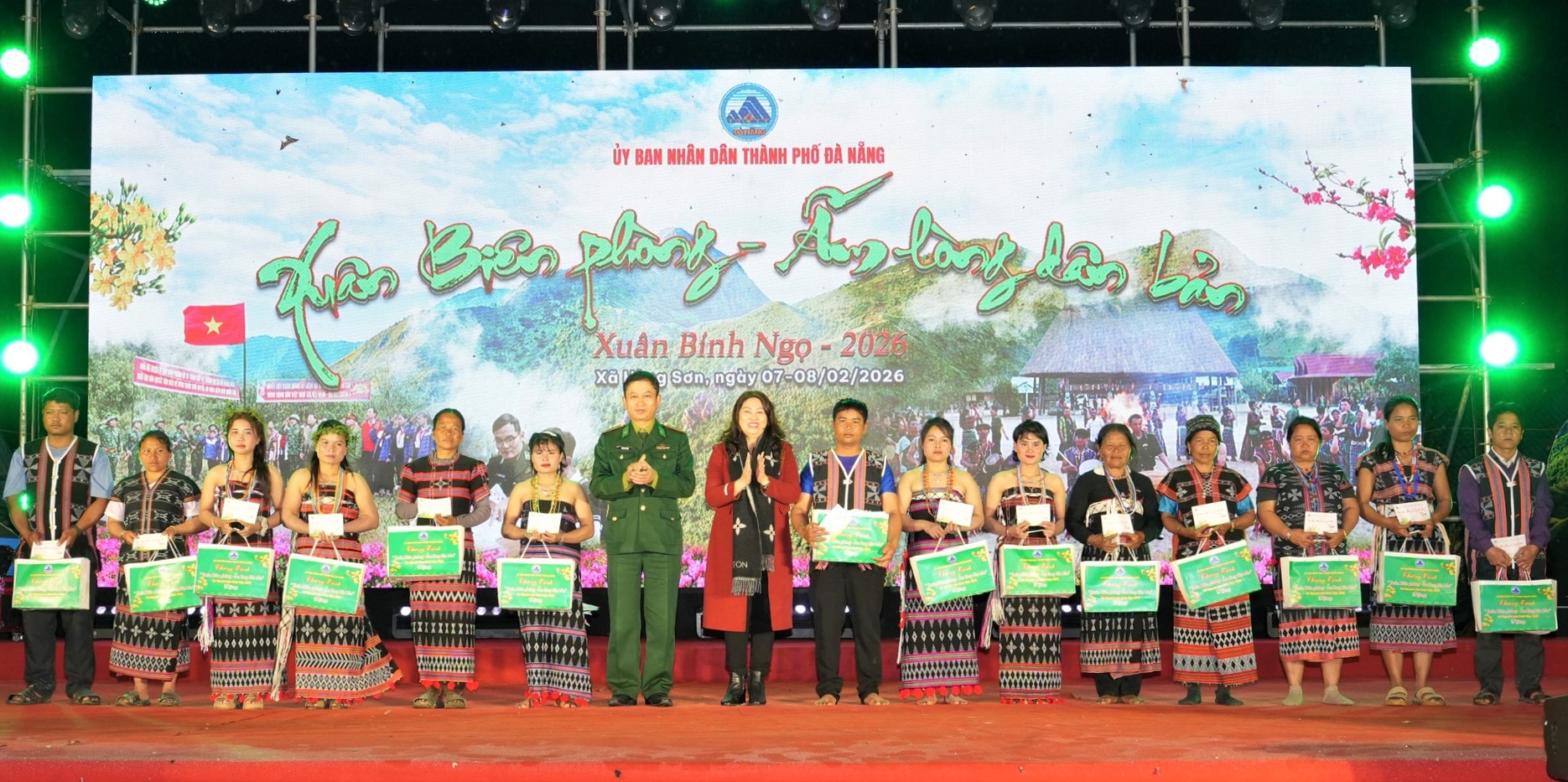 市党委員会常任委員、タムキー区党委員会書記のグエン・ティ・トゥ・ラン氏と市国境警備隊司令官のトラン・ティエン・ヒエン大佐が、住民に贈り物を贈呈している。写真：フイン・チン