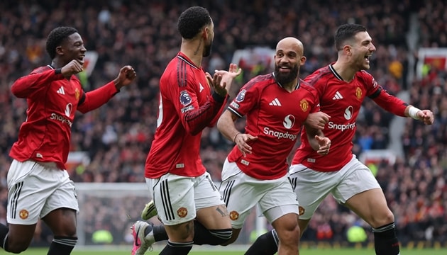 Tiền đạo Bryan Mbeumo ăn mừng bàn thắng khai thông bế tắc cho Manchester United trước Tottenham.