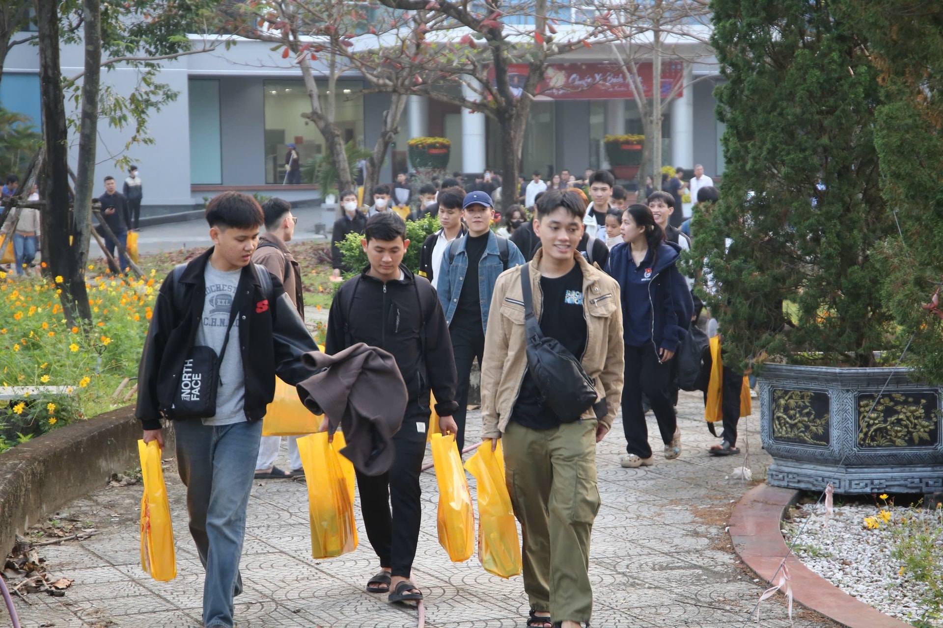 Sinh viên Trường Đại học Bách khoa, Đại học Đà Nẵng về quê Tết từ “Chuyến xe Bách khoa - đưa xuân về nhà”. Ảnh: THU HÀ.