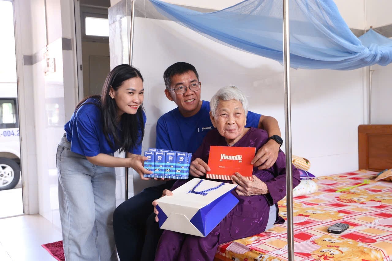 Can bộ Chi nhánh Vinamilk Đà Nẵng đến thăm hỏi và trao quà Tết cho các cụ tại Trung tâm phụng dưỡng người có công cách mạng thành phố Đà Nẵng. Ảnh: Hùng - Hậu