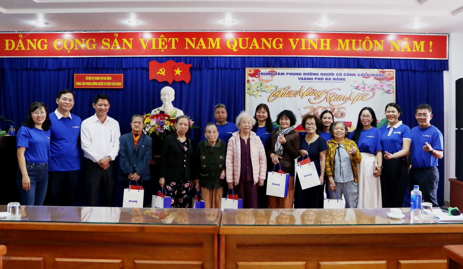 Đại diện Công ty Cp sữa Việt Nam - Vinamilk trao quà Tết cho các cụ tại Trung tâm Phụng dưỡng người có công cách mạng thành phố Đà Nẵng. Ảnh: Hậu - Hùng