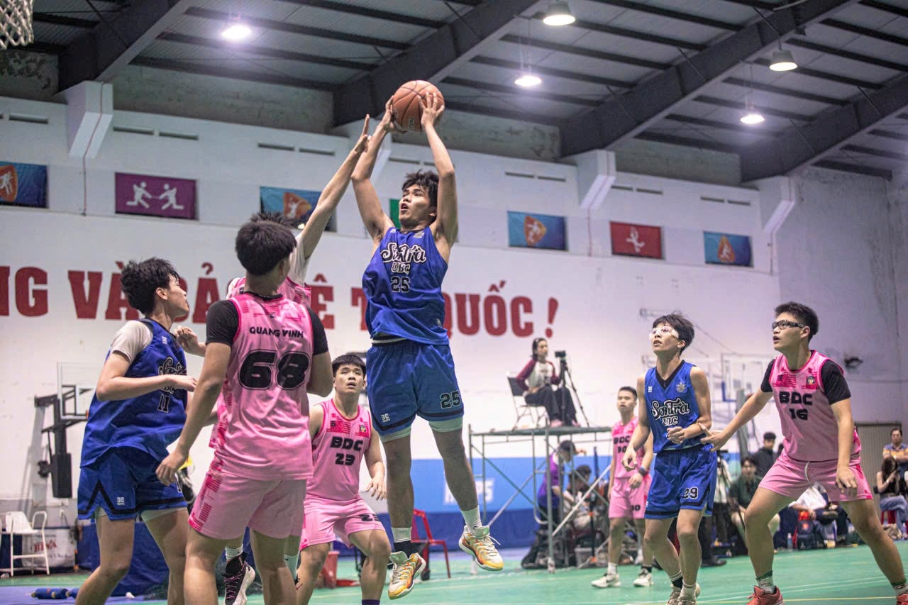 Trận chung kết giữa Trường THPT Sơn Trà (áo xanh) và U14 BDC Elite diễn ra hấp dẫn. Ảnh: THÀNH DANH