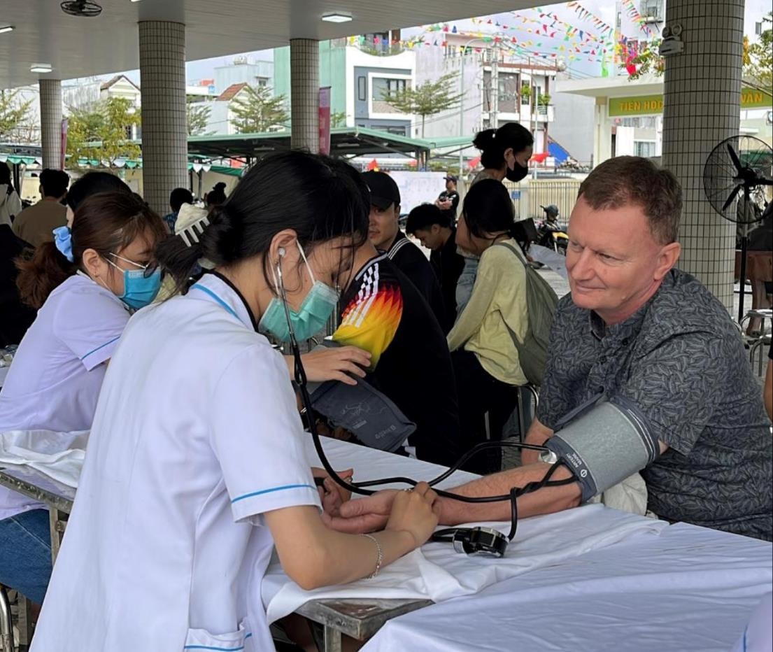 Du khách nước ngoài tham gia hiến máu tình nguyện tại Lễ hội Xuân hồng. Ảnh: XUÂN SƠN